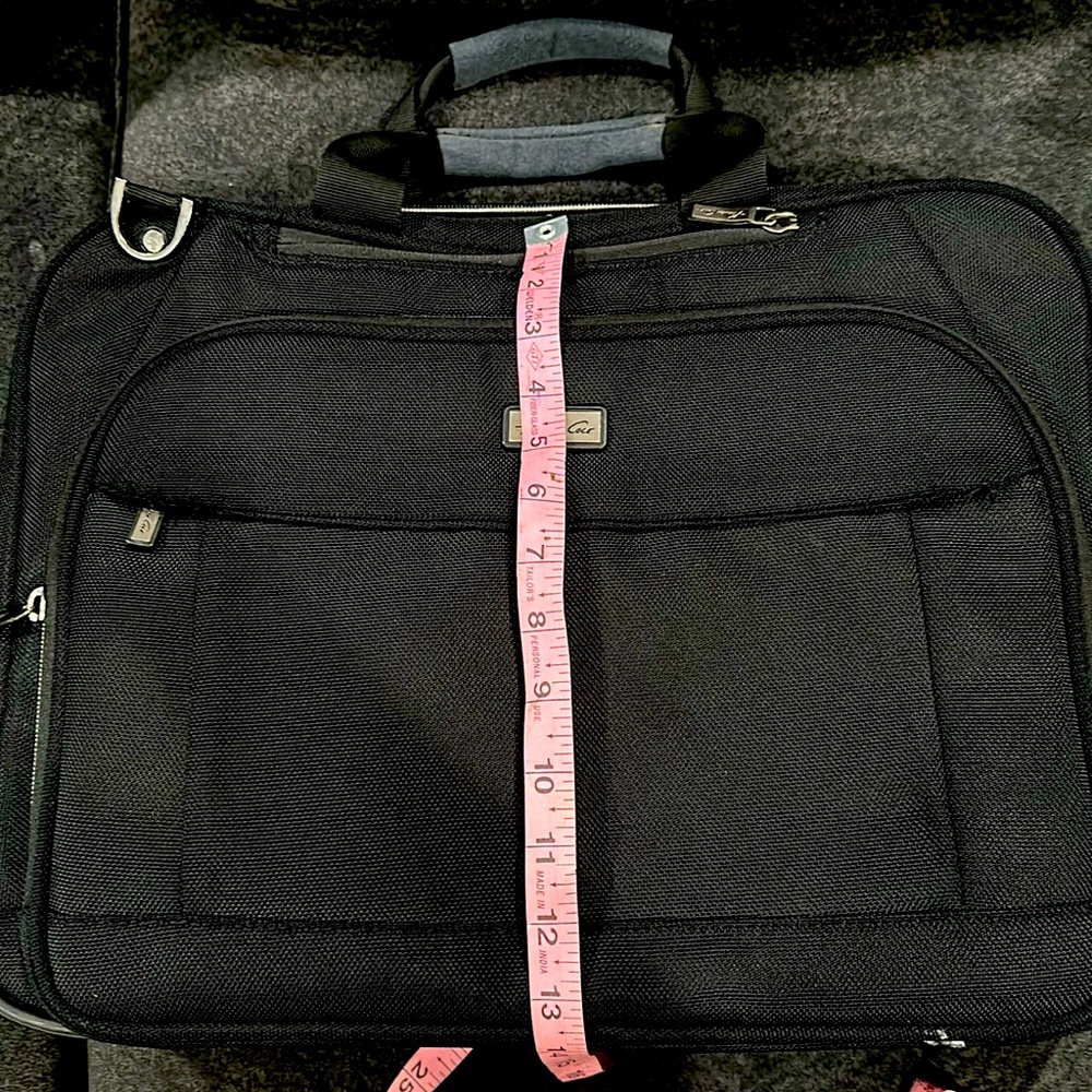 Kenneth Cole black laptop weekender bag with 4 zipper pockets 14”Hx 19”w x 5”W ;